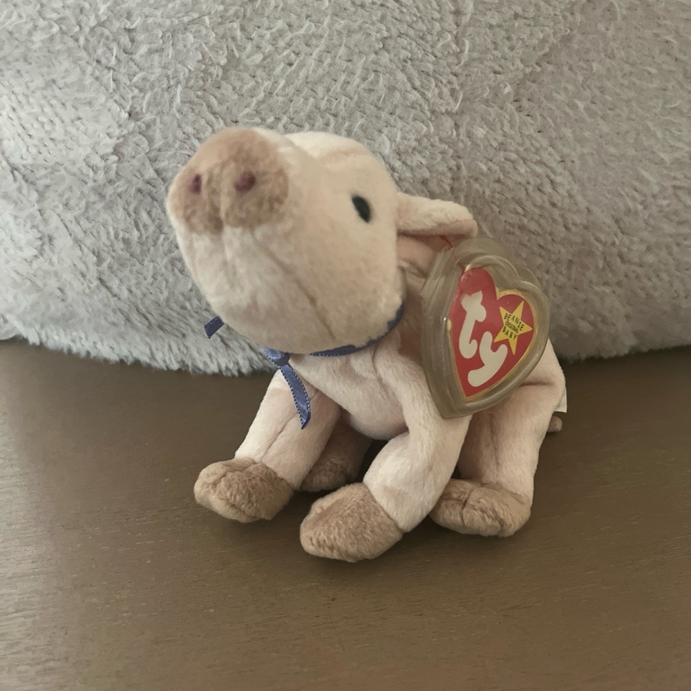 Ty beanie baby Knuckles is the pig. RARE